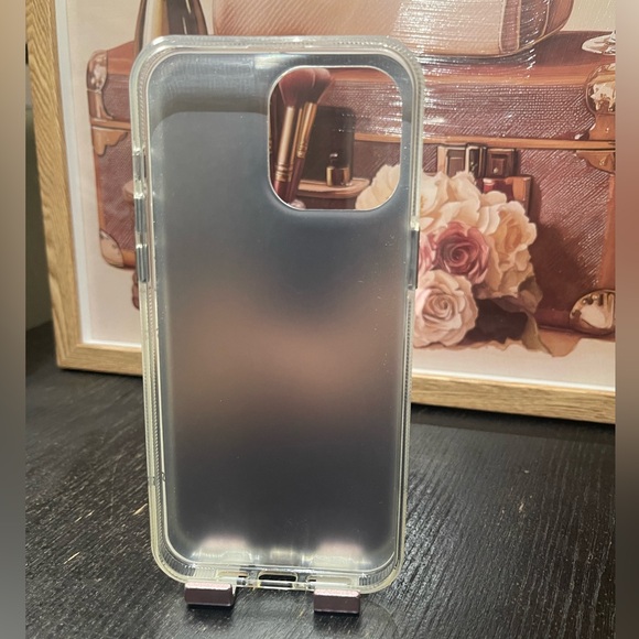 Luxurious White Phone Case - Picture 3 of 3